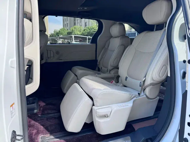 Toyota Sienna — Фото автомобиля 11