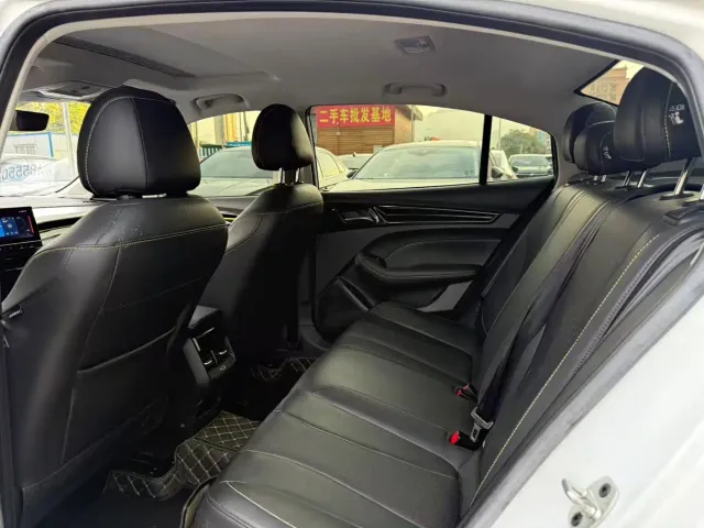 Roewe i5 — Фото автомобиля 5