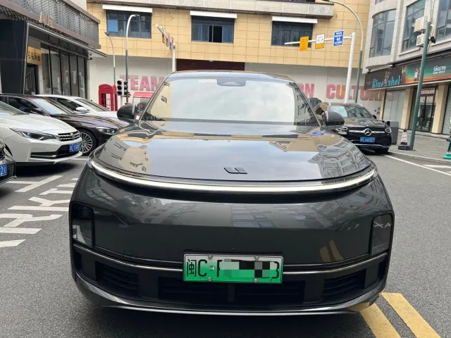 Li Auto L8 — Фото автомобиля 2