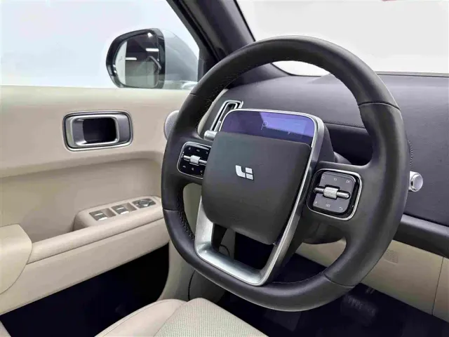 Li Auto L8 — Фото автомобиля 10
