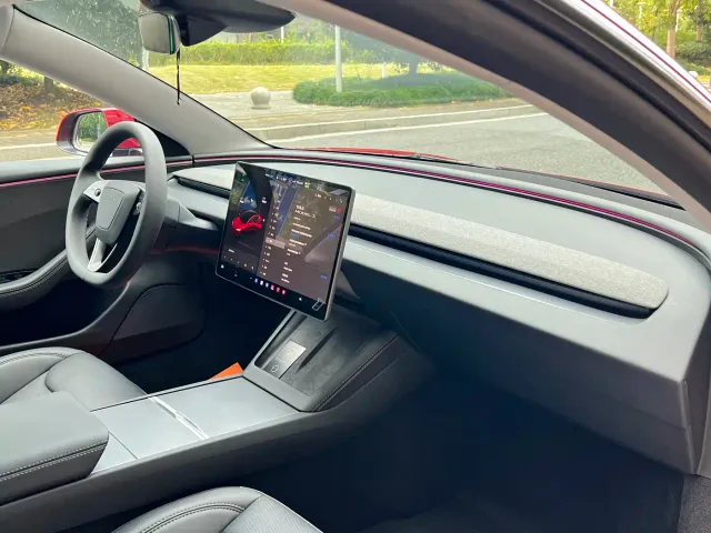 Tesla Model 3 — Фото автомобиля 18