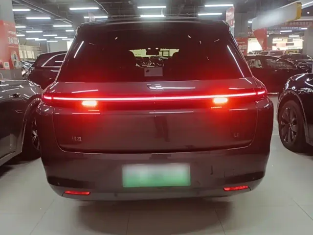 Li Auto L8 — Фото автомобиля 5