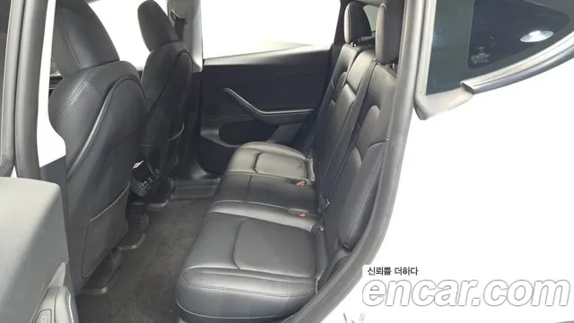 Tesla Model Y — Фото автомобиля 17