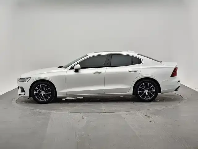 Volvo Volvo S60 2022 B4 Smart Comfort Luxury Edition — Фото автомобиля 3