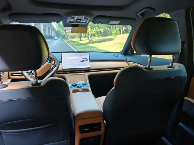 Geely Galaxy Starship 7 EM-i — Фото автомобиля 11