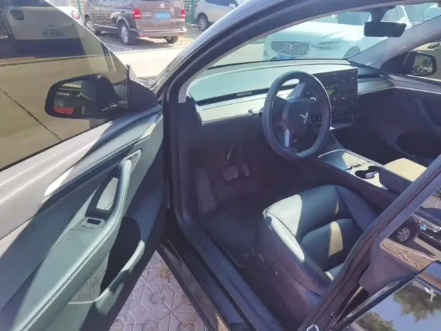 Tesla Model Y — Фото автомобиля 18