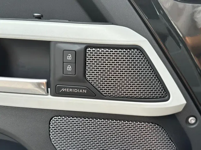 Land Rover Defender — Фото автомобиля 9