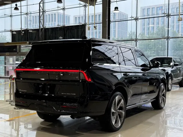 Lincoln Navigator — Фото автомобиля 6