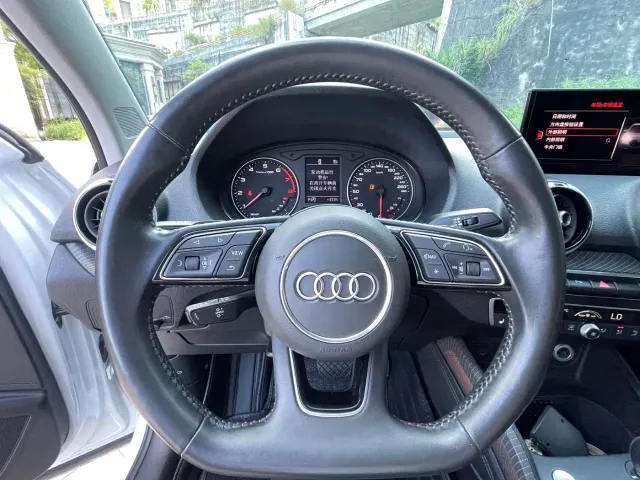 Audi Q2L — Фото автомобиля 10