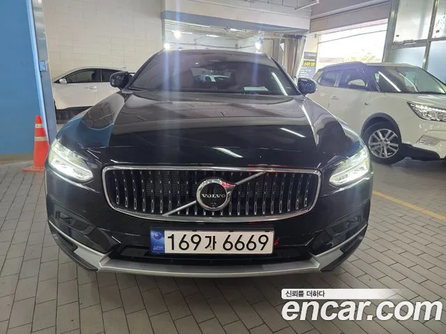 Volvo V90 — Фото автомобиля 2