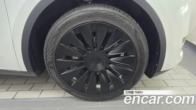 Tesla Model Y — Фото автомобиля 21