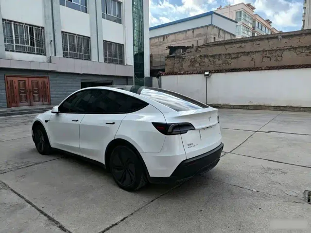 Tesla Model Y — Фото автомобиля 15