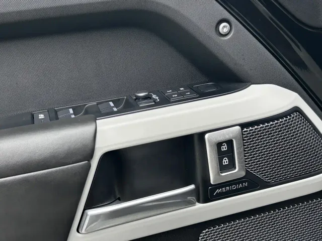 Land Rover Defender — Фото автомобиля 17