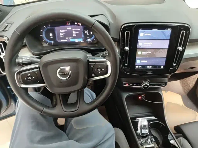 Volvo XC40 — Фото автомобиля 9