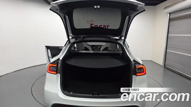 Tesla Model Y — Фото автомобиля 8