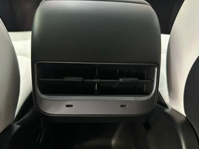 Tesla Model Y — Фото автомобиля 23