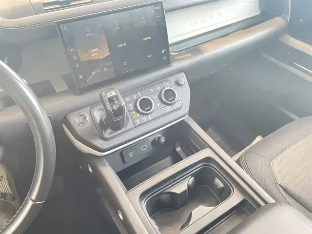 Land Rover Defender — Фото автомобиля 15