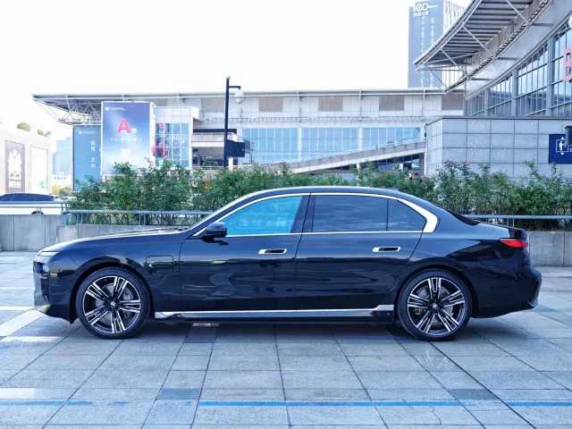 BMW i7 — Фото автомобиля 3