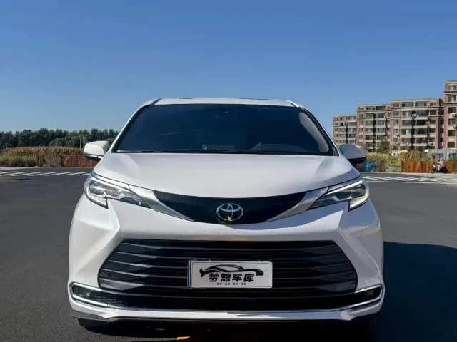 Toyota Sienna — Фото автомобиля 2