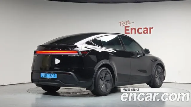 Tesla Model Y — Фото автомобиля 2