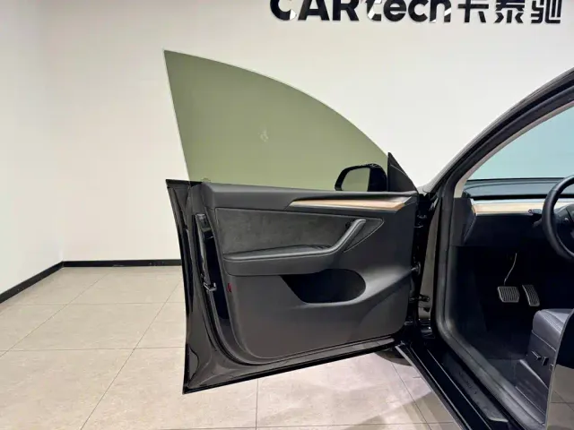 Tesla Model Y — Фото автомобиля 13