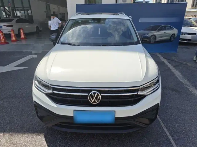 Volkswagen Tiguan L — Фото автомобиля 2