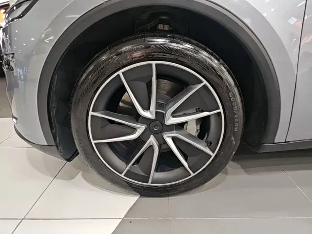 Tesla Model Y — Фото автомобиля 22