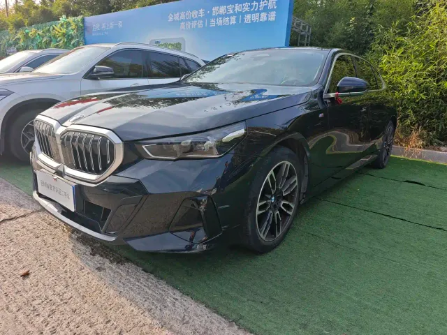 Фотография автомобиля — BMW 5 Series