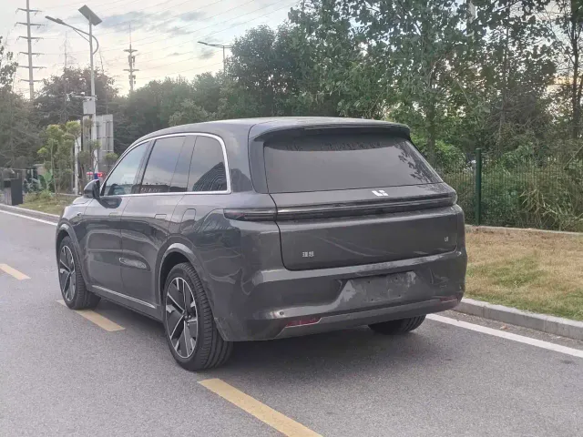 Li Auto L8 — Фото автомобиля 9