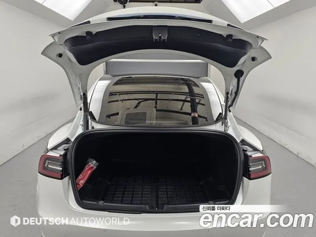 Tesla Model 3 — Фото автомобиля 19