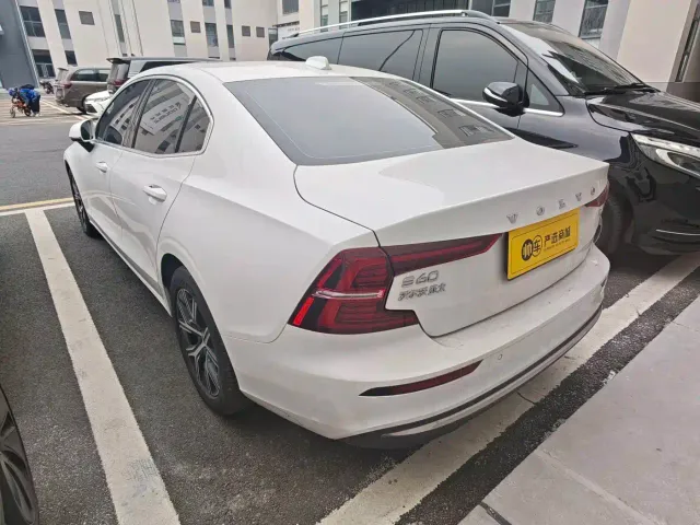 Volvo S60 — Фото автомобиля 4