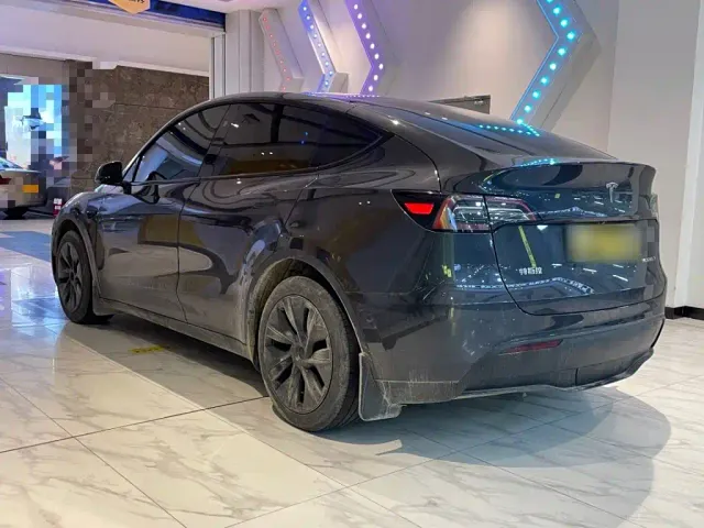 Tesla Model Y — Фото автомобиля 4