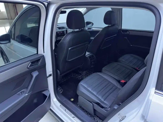 Volkswagen Touran — Фото автомобиля 10