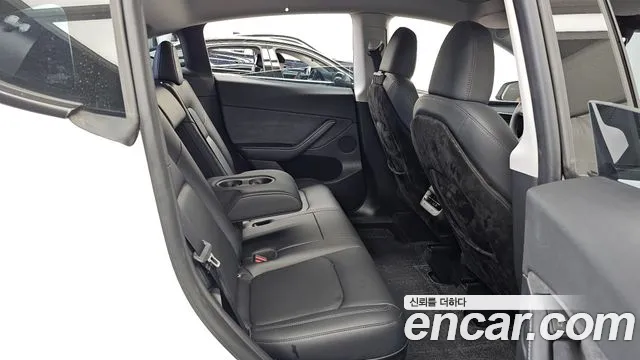 Tesla Model Y — Фото автомобиля 12