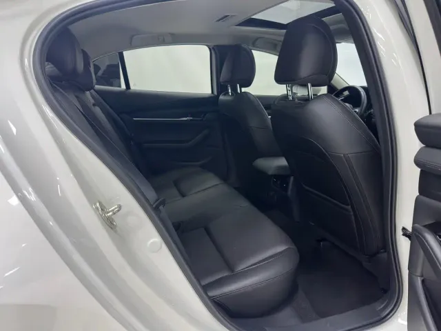 Mazda Axela — Фото автомобиля 11