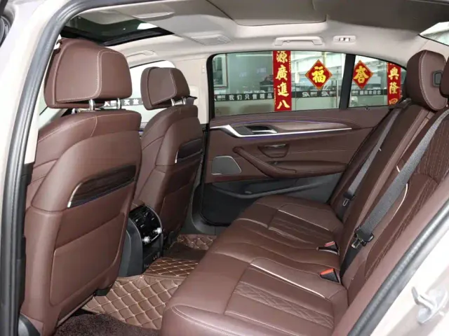 BMW 5 Series — Фото автомобиля 11