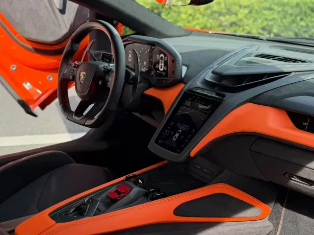Lamborghini Revuelto — Фото автомобиля 5