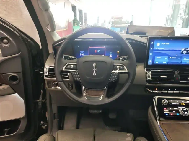 Lincoln Navigator — Фото автомобиля 10