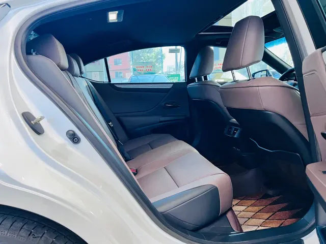 Lexus ES — Фото автомобиля 13