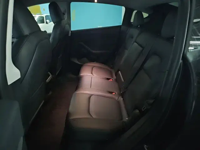 Tesla Model Y — Фото автомобиля 16