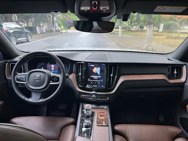 Volvo XC60 — Фото автомобиля 8