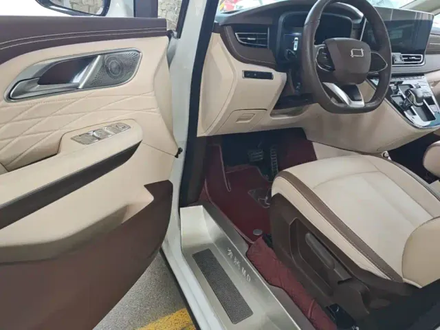 Bestune Besturn M9 — Фото автомобиля 15