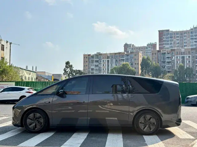 Li Auto MEGA — Фото автомобиля 2