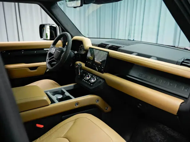 Land Rover Defender — Фото автомобиля 17