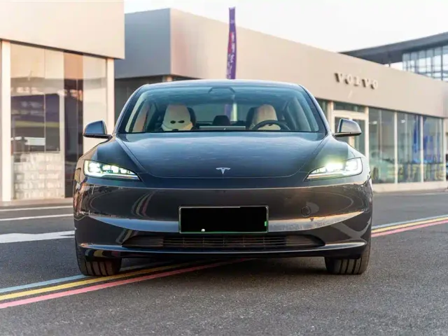 Tesla Model 3 — Фото автомобиля 2