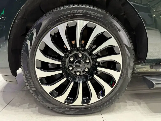 Lincoln Navigator — Фото автомобиля 14