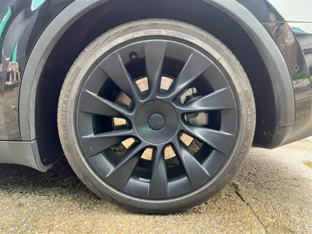 Tesla Model Y — Фото автомобиля 8