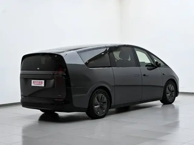 Li Auto MEGA — Фото автомобиля 7