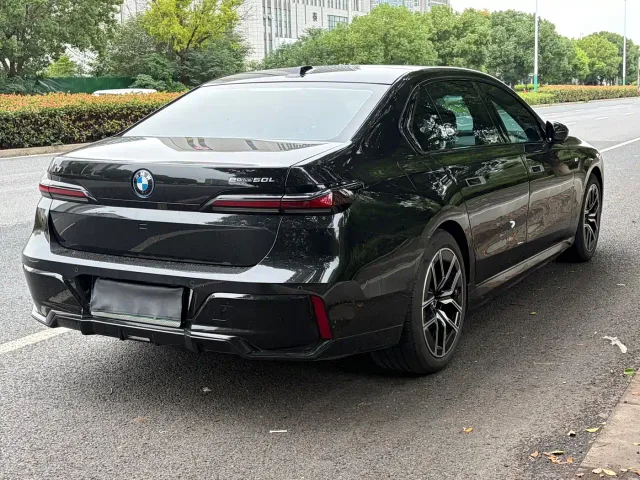 BMW i7 — Фото автомобиля 7