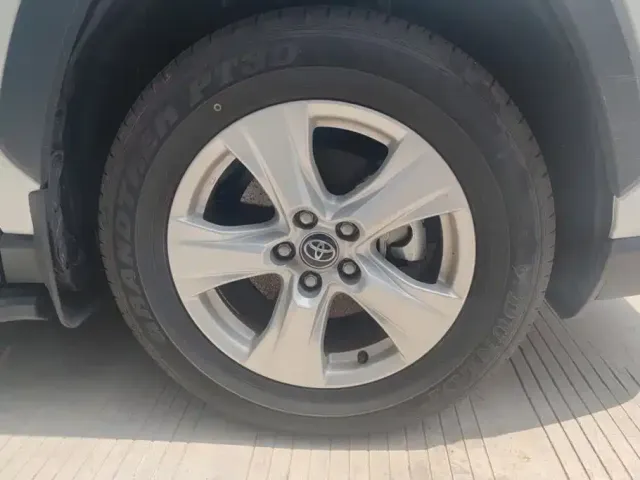 Toyota RAV4 — Фото автомобиля 6